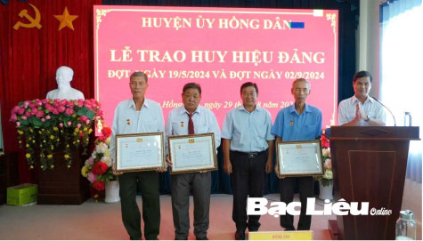 Huyện Hồng Dân: Trao Huy hiệu Đảng cho các đảng viên cao niên