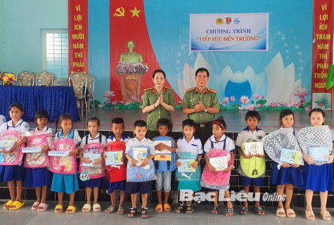 Tặng thẻ bảo hiểm và quà “Tiếp sức đến trường” cho học sinh có hoàn cảnh khó khăn