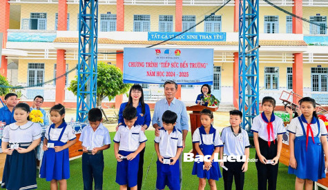 Những thẻ bảo hiểm y tế nghĩa tình đến với học sinh có hoàn cảnh khó khăn