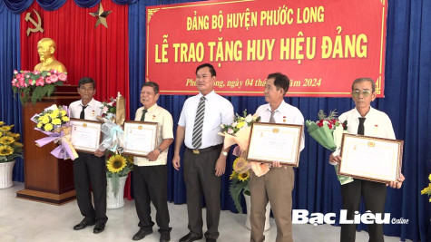 Huyện Phước Long: Trao Huy hiệu Đảng năm 2024