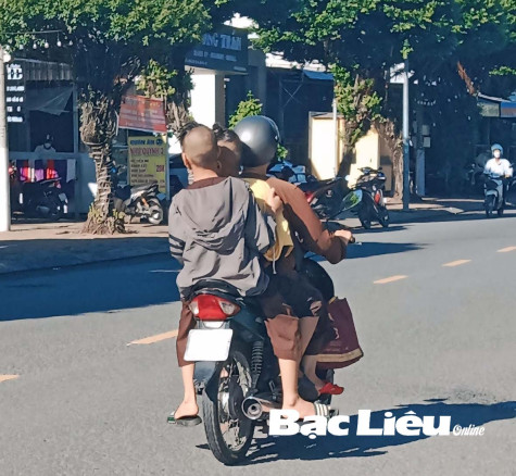 Lơ là trong việc đội mũ bảo hiểm cho trẻ em