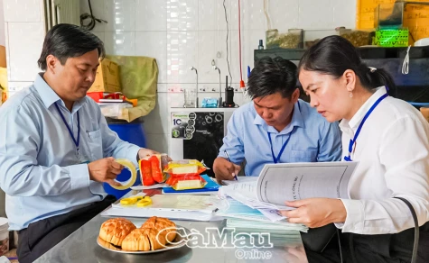 Kiểm tra các cơ sở kinh doanh, sản xuất bánh trung thu tại TP Cà Mau