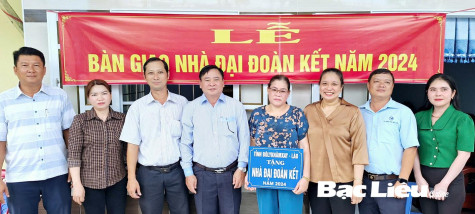 Ủy ban MTTQ Việt Nam tỉnh bàn giao nhà đại đoàn kết cho hộ nghèo huyện Hòa Bình và Hồng Dân