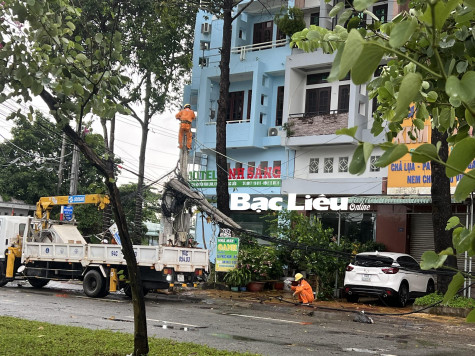 Mưa giông làm gãy cột điện trên địa bàn TP. Bạc Liêu