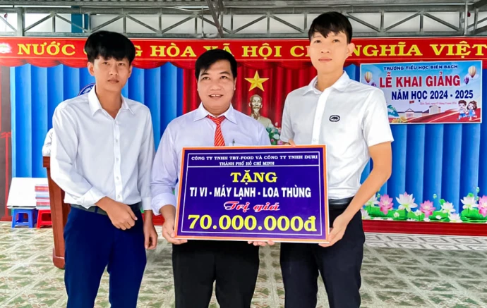 Hỗ trợ thiết bị dạy và học cho 2 trường ở xã Biển Bạch