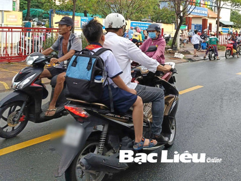 Đảm bảo an toàn giao thông cổng trường: Cần lắm ý thức, trách nhiệm của phụ huynh và học sinh