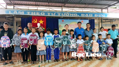 Thị đoàn Giá Rai: Tặng 300 suất quà cho thiếu nhi vui tết Trung thu