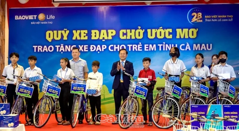 Trao học bổng "Quỹ xe đạp chở ước mơ"