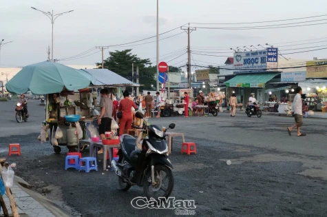 Tái diễn lấn chiếm lòng đường trước cổng bệnh viện