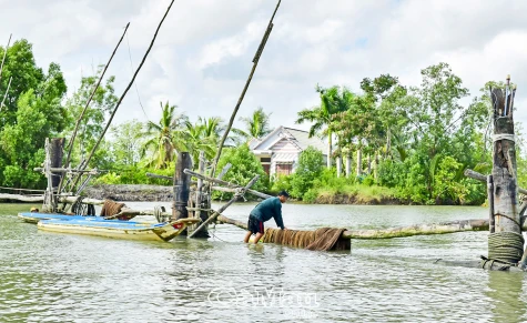 Tạm dừng thí điểm giải toả hàng đáy trên sông