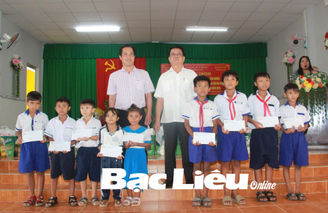 Xây nhà, trao học bổng, quà chào mừng Đại hội đại biểu các dân tộc thiểu số tỉnh