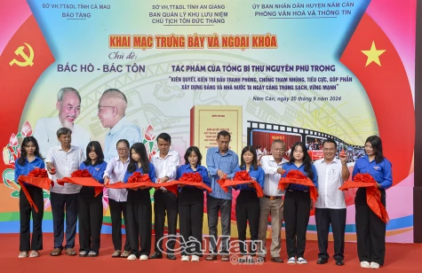 Trưng bày chuyên đề “Bác Hồ - Bác Tôn” tại huyện Năm Căn