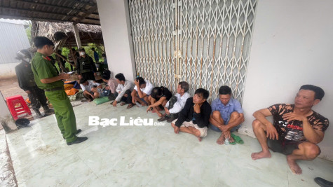 Triệt xóa điểm đá gà ăn tiền, thu giữ gần 100 triệu đồng