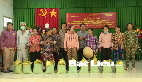 Ban Dân tộc và Tôn giáo tỉnh: Tặng quà và học bổng cho đồng bào DTTS nghèo huyện Hồng Dân