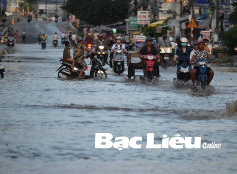 Cẩn trọng khi lưu thông qua những đoạn đường ngập