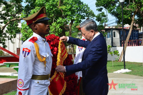 Tổng Bí thư, Chủ tịch nước Tô Lâm đặt vòng hoa tại Tượng đài Chủ tịch Hồ Chí Minh ở La Habana