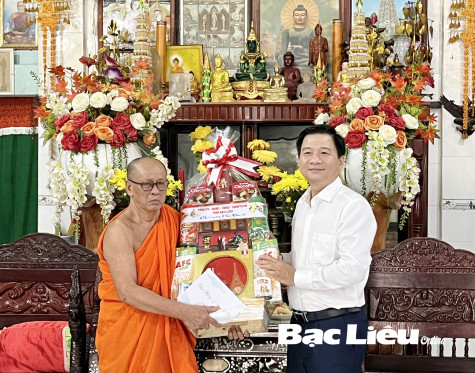 Tỉnh ủy, HĐND, UBND, Ủy ban MTTQ Việt Nam tỉnh: Thăm, chúc mừng Hội Đoàn kết sư sãi yêu nước tỉnh và các chùa Khmer nhân dịp lễ Sen Đôn-ta