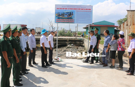 Cắm bảng, lắp pa-nô tuyên truyền chống khai thác IUU