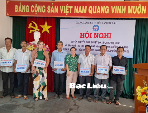 Trao hỗ trợ chi phí không hoàn lại cho 42 người lao động đi làm việc có thời hạn ở nước ngoài theo hợp đồng