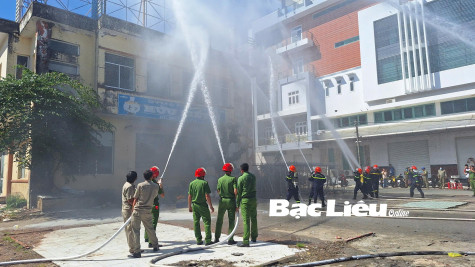 Công an huyện Hòa Bình: Diễn tập phương án chữa cháy tại khu dân cư ấp Thị Trấn A