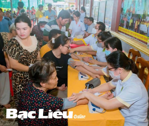 Cấp phát thuốc, tặng quà cho 300 người nghèo huyện Hồng Dân