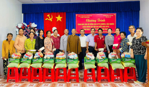 Hoàn thành tặng 800 phần quà chào mừng Đại hội các dân tộc thiểu số tỉnh
