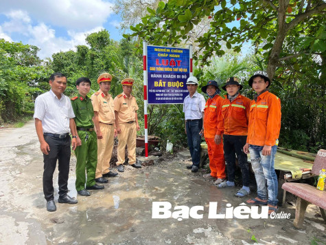 Lắp đặt 17 pa-nô tuyên truyền an toàn giao thông đường thủy nội địa