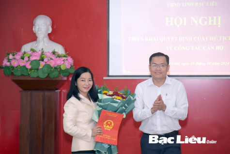 Trao Quyết định phân công bà Cao Xuân Thu Ngọc phụ trách Đài Phát thanh và Truyền hình Bạc Liêu