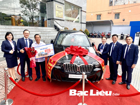Khách hàng Sacombank Bạc Liêu trúng ô tô BMW trị giá hơn 2 tỷ đồng