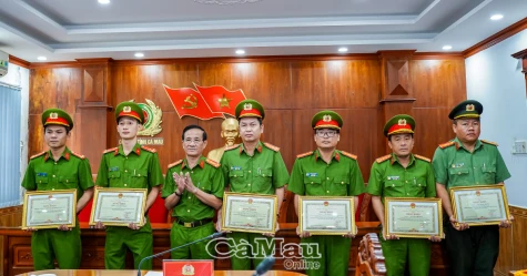 Khen thưởng cho tập thể cá nhân có thành tích trong công tác đấu tranh phòng chống tội phạm