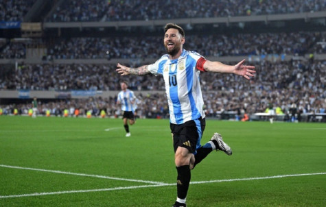 Messi san bằng kỷ lục với đại kình địch Cristiano Ronaldo
