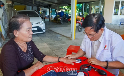 Đoàn thầy thuốc Hội Nam y tỉnh Cà Mau khám chữa bệnh miễn phí cho người nghèo