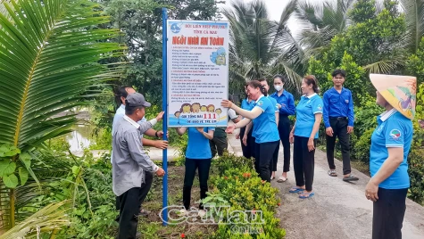 Phụ nữ Tam Giang làm đẹp quê hương