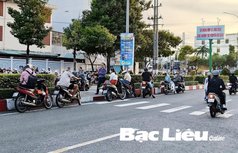Dải phân cách thành nơi đậu đỗ xe của nhiều phụ huynh