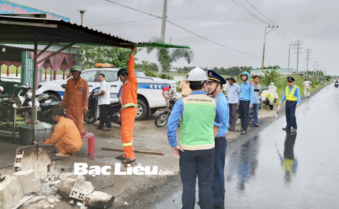 Giải tỏa vi phạm hành lang an toàn đường bộ tuyến Quản Lộ - Phụng Hiệp