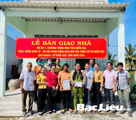 Lần đầu bàn giao 2 căn nhà “Chương trình mục tiêu quốc gia” cho hộ Khmer