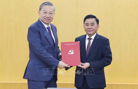 Tổng Bí thư Tô Lâm trao Quyết định phân công đồng chí Trần Cẩm Tú giữ chức Thường trực Ban Bí thư
