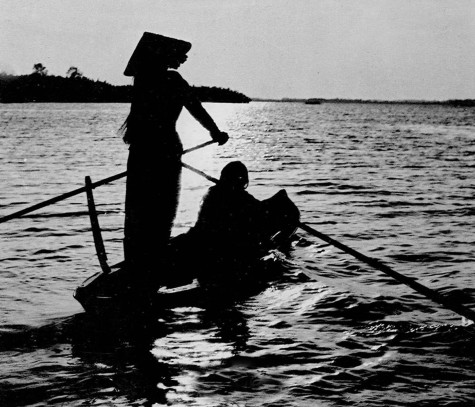 Chiếc xuồng nhỏ của ngoại