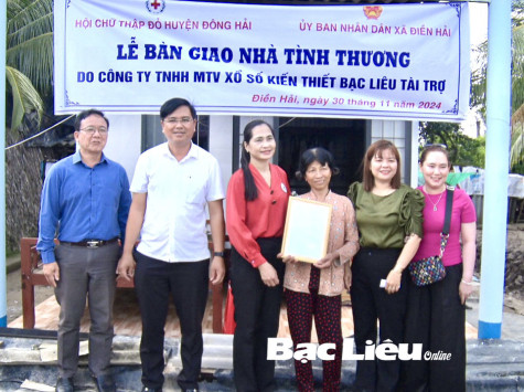 Ban An toàn giao thông tỉnh: Bàn giao nhà Đại đoàn kết cho hộ bị tai nạn giao thông