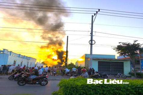 Hàn gió đá bất cẩn làm cháy sà lan bơm cát