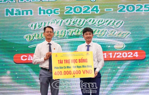 Trao 200 suất học bổng “Phân bón Cà Mau - Hạt ngọc mùa vàng” cho học sinh THPT