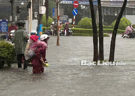 Cơn mưa lịch sử ở TP. Bạc Liêu: Hầu hết các tuyến đường chìm trong nước, cuộc sống người dân bị đảo lộn