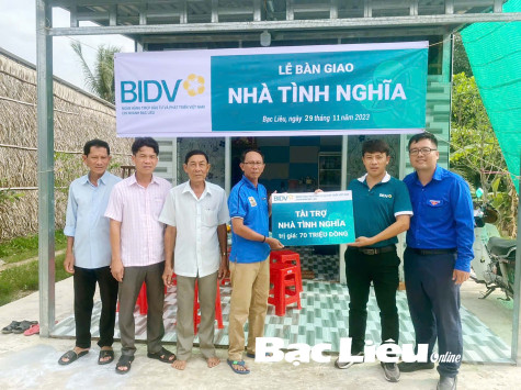 Đấu tranh phản bác những biểu hiện lệch lạc về đạo đức, lối sống của một bộ phận cán bộ, đảng viên góp phần bảo vệ nền tảng tư tưởng của Đảng