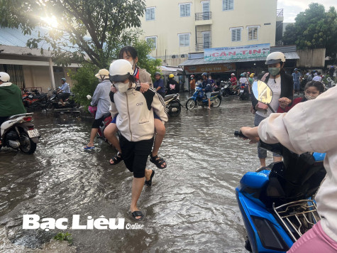 Đỉnh triều cường vượt mức báo động 3: Nhiều khu vực trũng thấp của TP. Bạc Liêu tiếp tục bị ngập