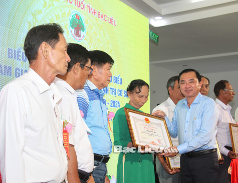 Tuyên dương 70 người cao tuổi tham gia xây dựng Đảng
