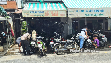 Nhiều dịch vụ “hốt bạc” nhờ… nước ngập!