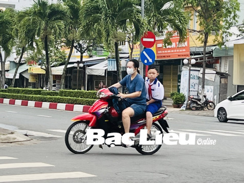 Không đội mũ bảo hiểm khi tham gia giao thông - “tấm gương xấu” cho con trẻ