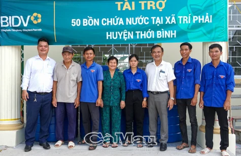 BIDV Cà Mau trao 100 bồn nước cho người dân huyện Thới Bình