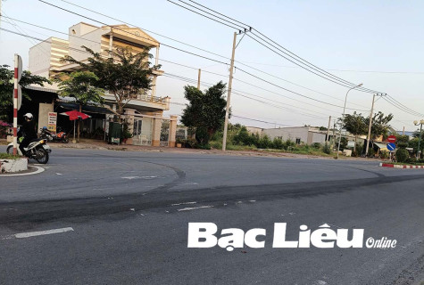 Vạch kẻ trên tuyến đường Cao Văn Lầu bị bong tróc