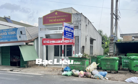 Bãi rác nhếch nhác trước trụ sở khóm